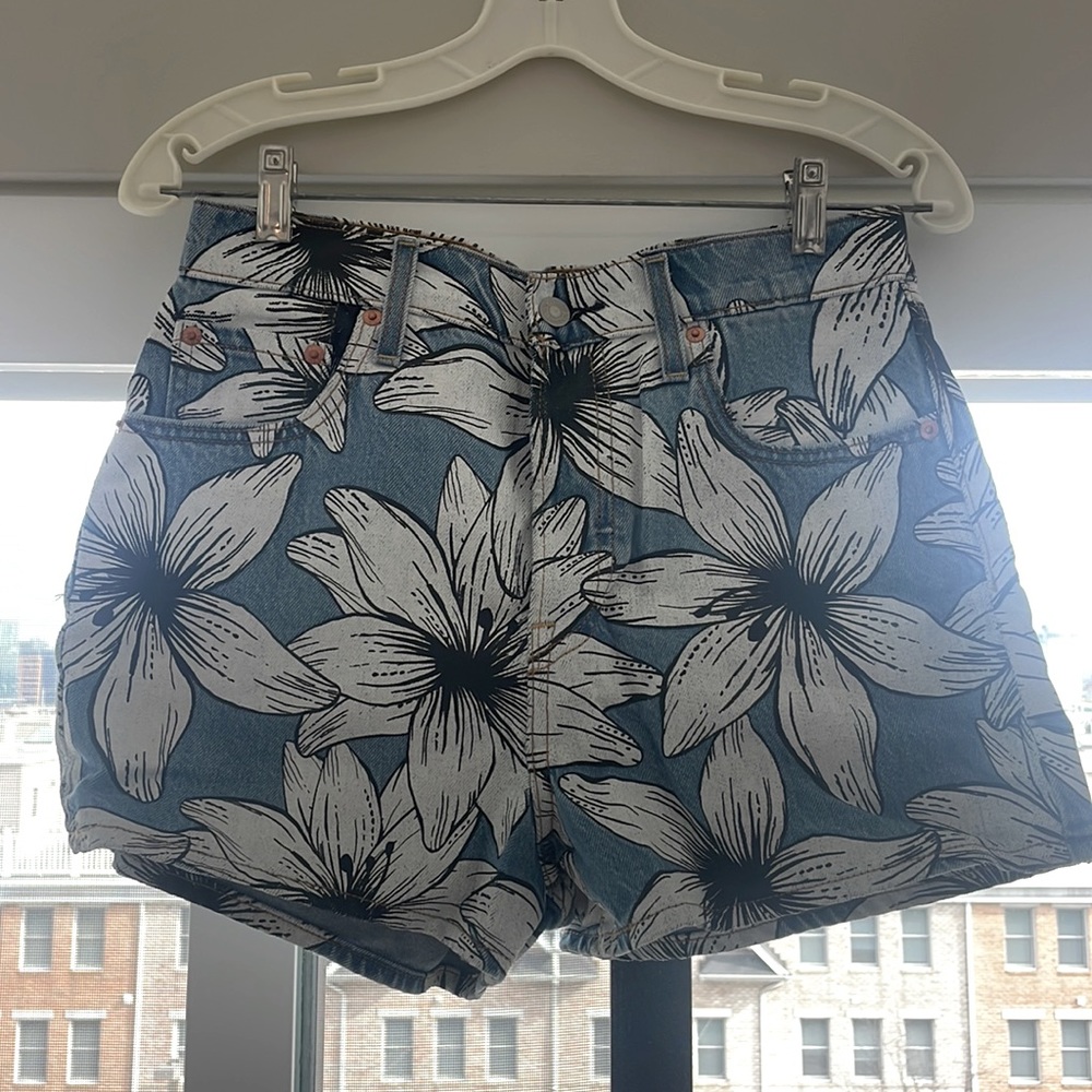 Farm Rio x Levi’s hibiscus print denim shorts size 29